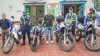 Entrega oficial de motocicletas para las autoridades de tránsito