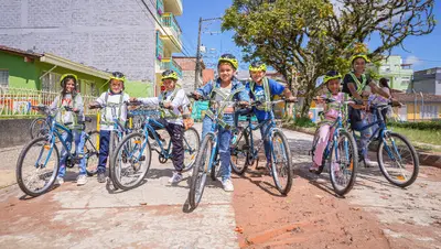La Administración Municipal lidera la transformación de Guatapé con la entrega de bicicletas a estudiantes de la  IENSP
