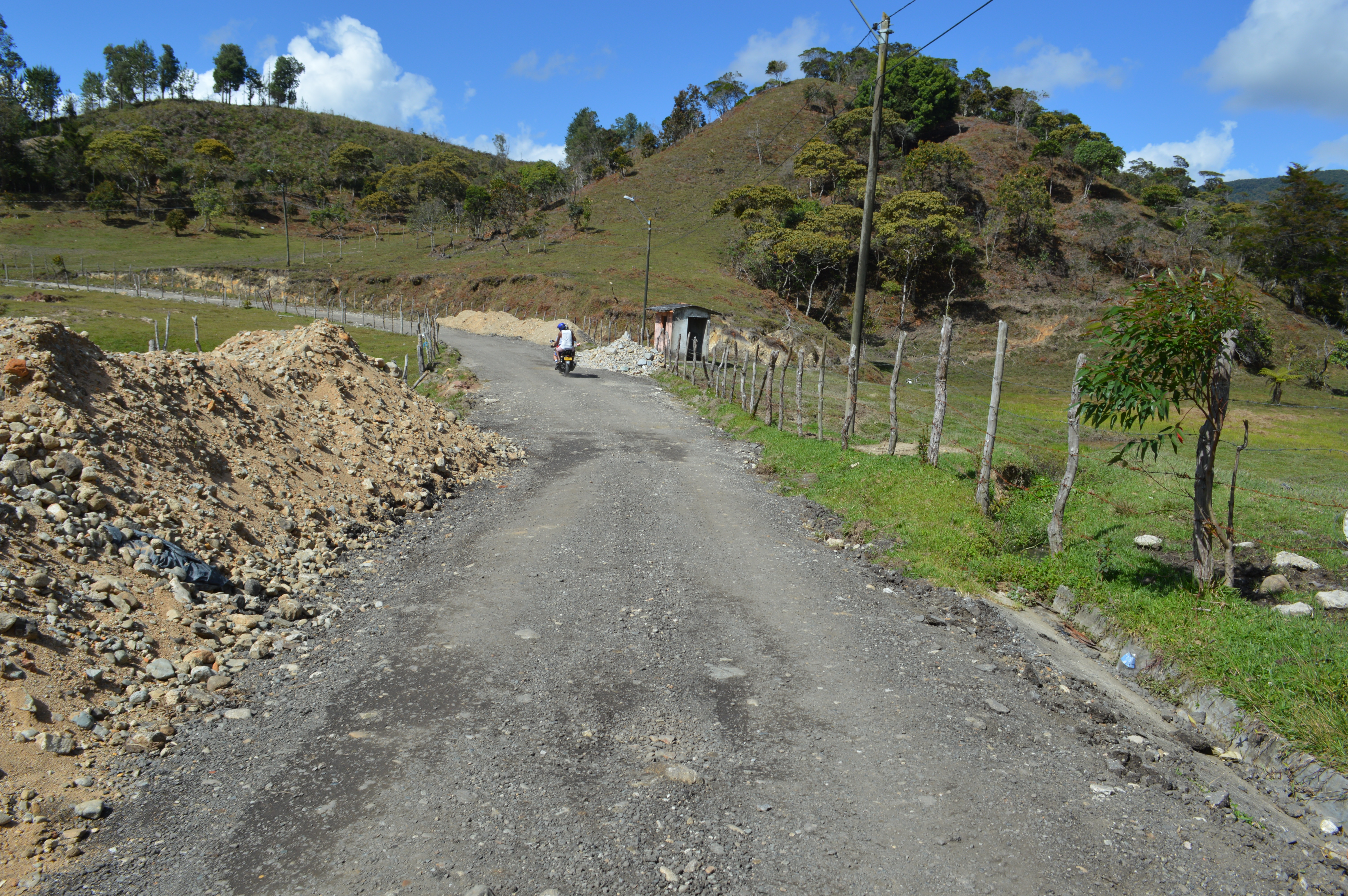 A partir del 15 de enero continúan las obras de placa huella en la vereda Quebrada Arriba