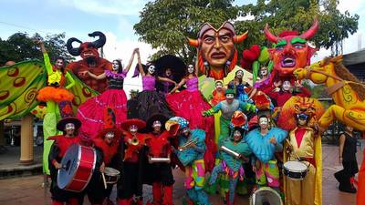 Carnaval  de Año  Viejo, 37 años pasando  Bueno