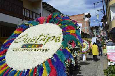 Guatapé se vistió de flores, con el segundo desfile zócalos y flores.