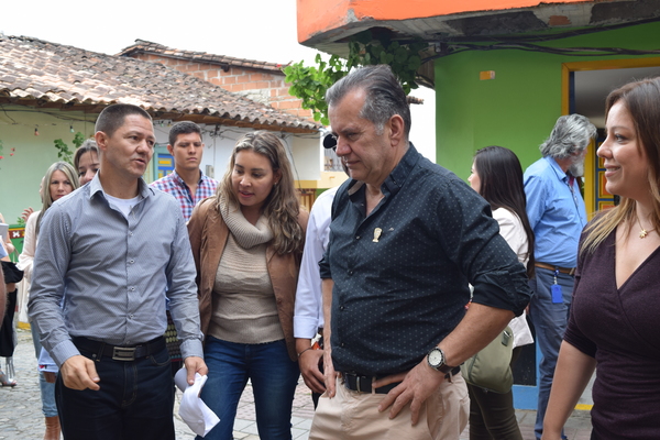 Gobernador de Risaralda conoce experiencia de recuperación arquitectónica del municipio de Guatapé.
