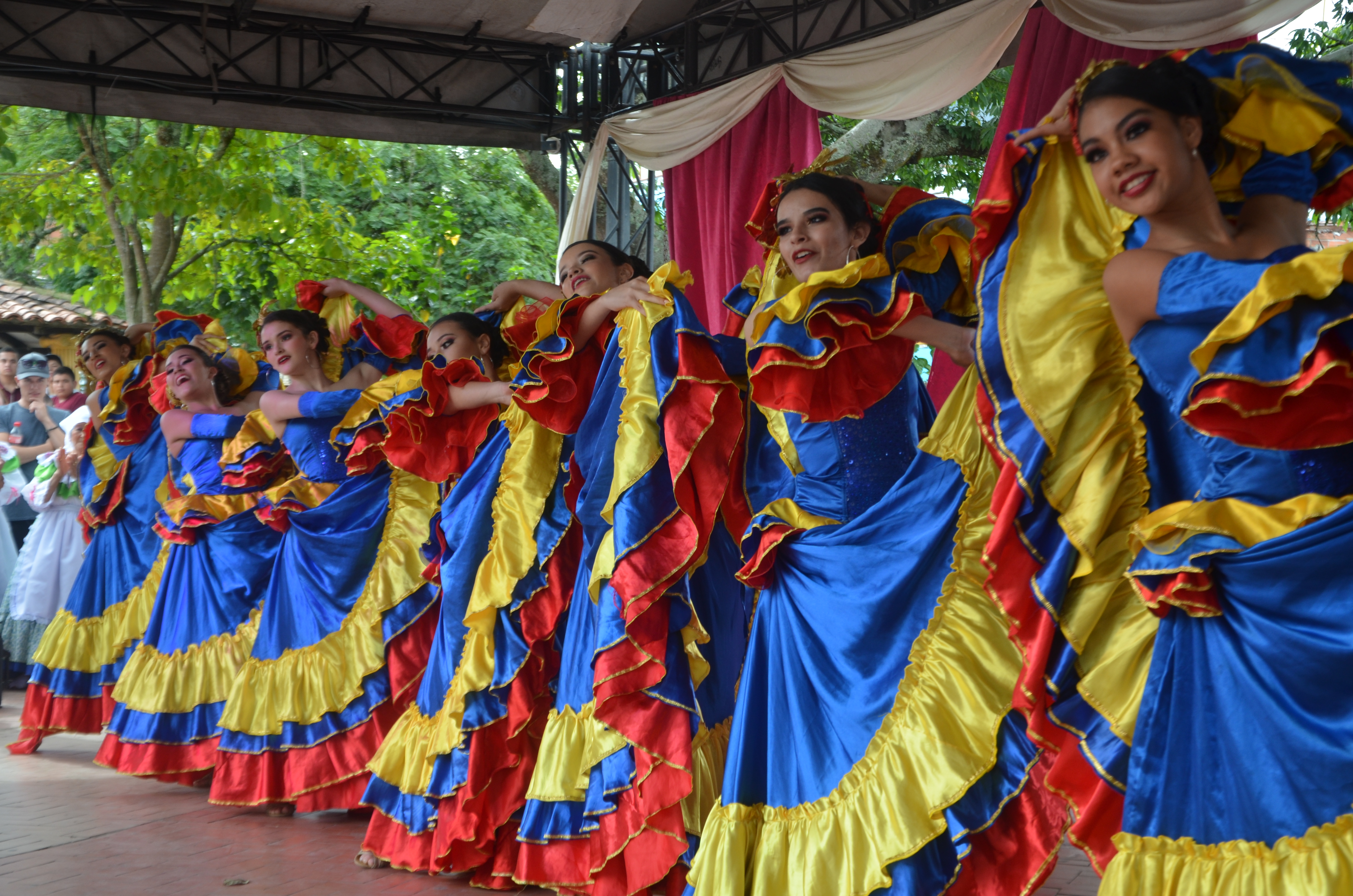 Con una gran fiesta en Guatapé celebramos el dia Internacional de la danza.