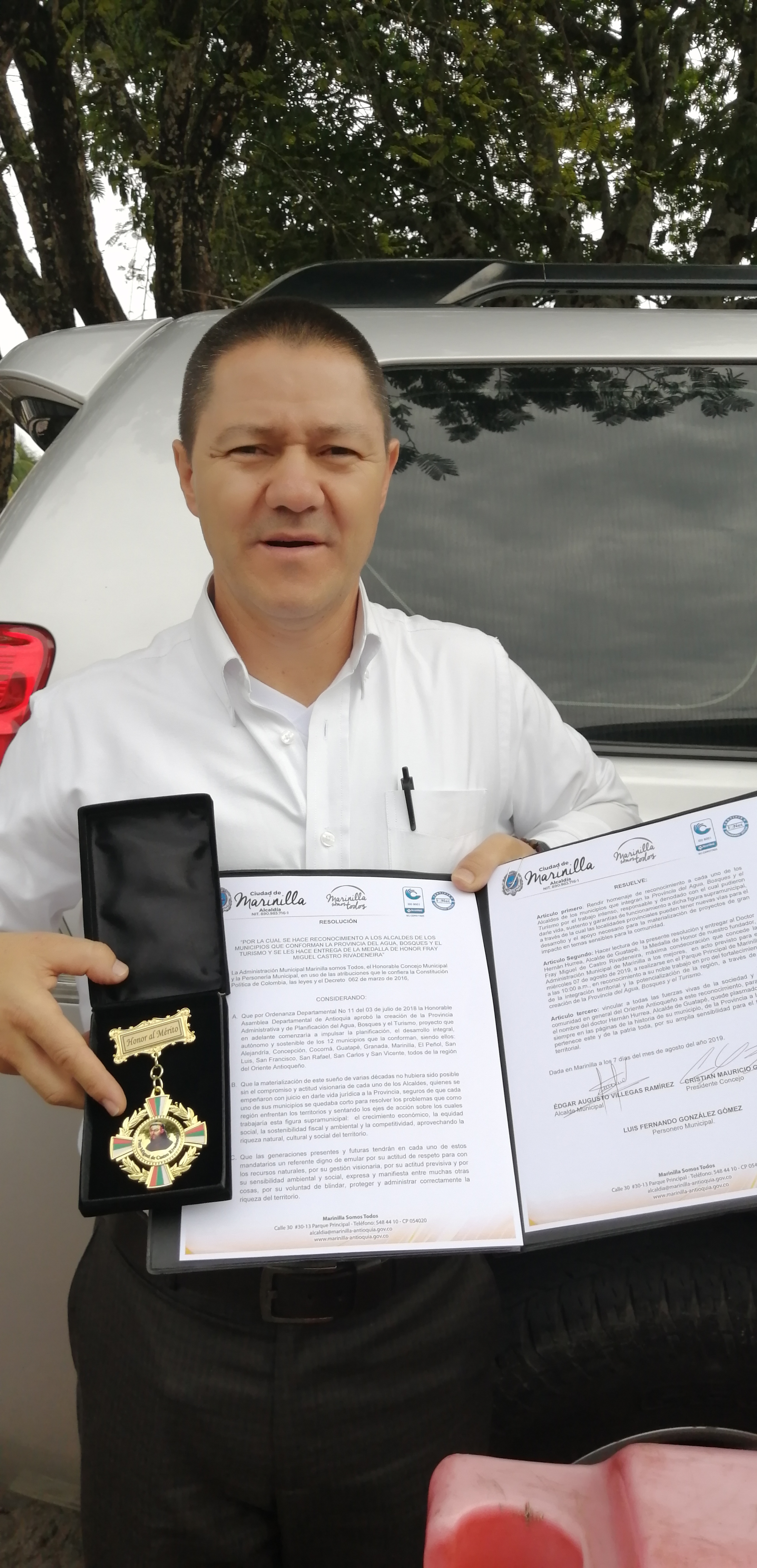 El Alcalde de Guatapé recibe Medalla de Honor por parte del Alcalde de Marinilla